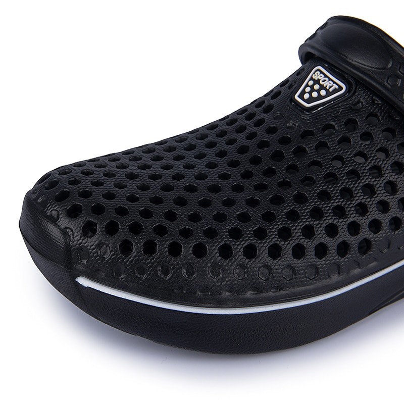 2023 New Men's Sandals Summer Women's Slippers Fashion Breathable Couple Slippers Light Hole Shoes Men's Outdoor Sandals EVA